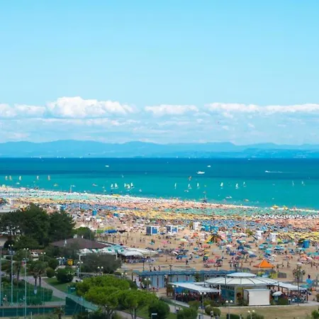 With Shared Pool For 5 Guests Apartman Bibione